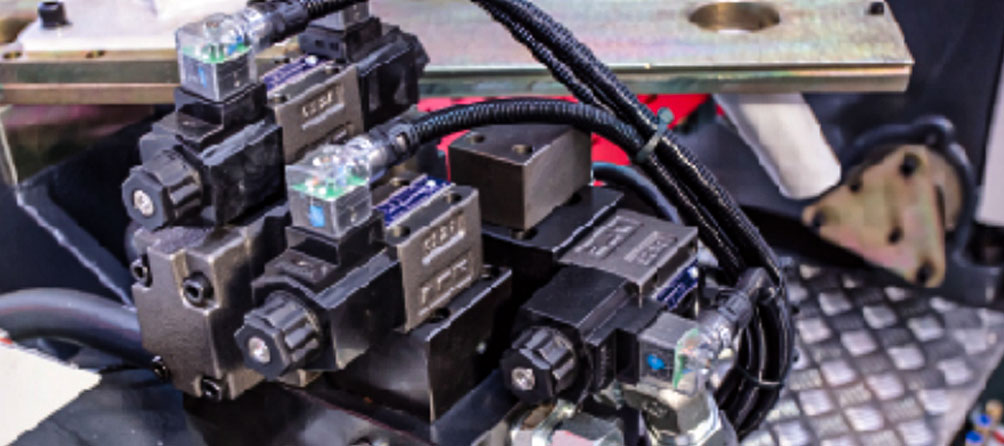 Servo injection molding machine and ordinary injection molding machine, energy-saving methods